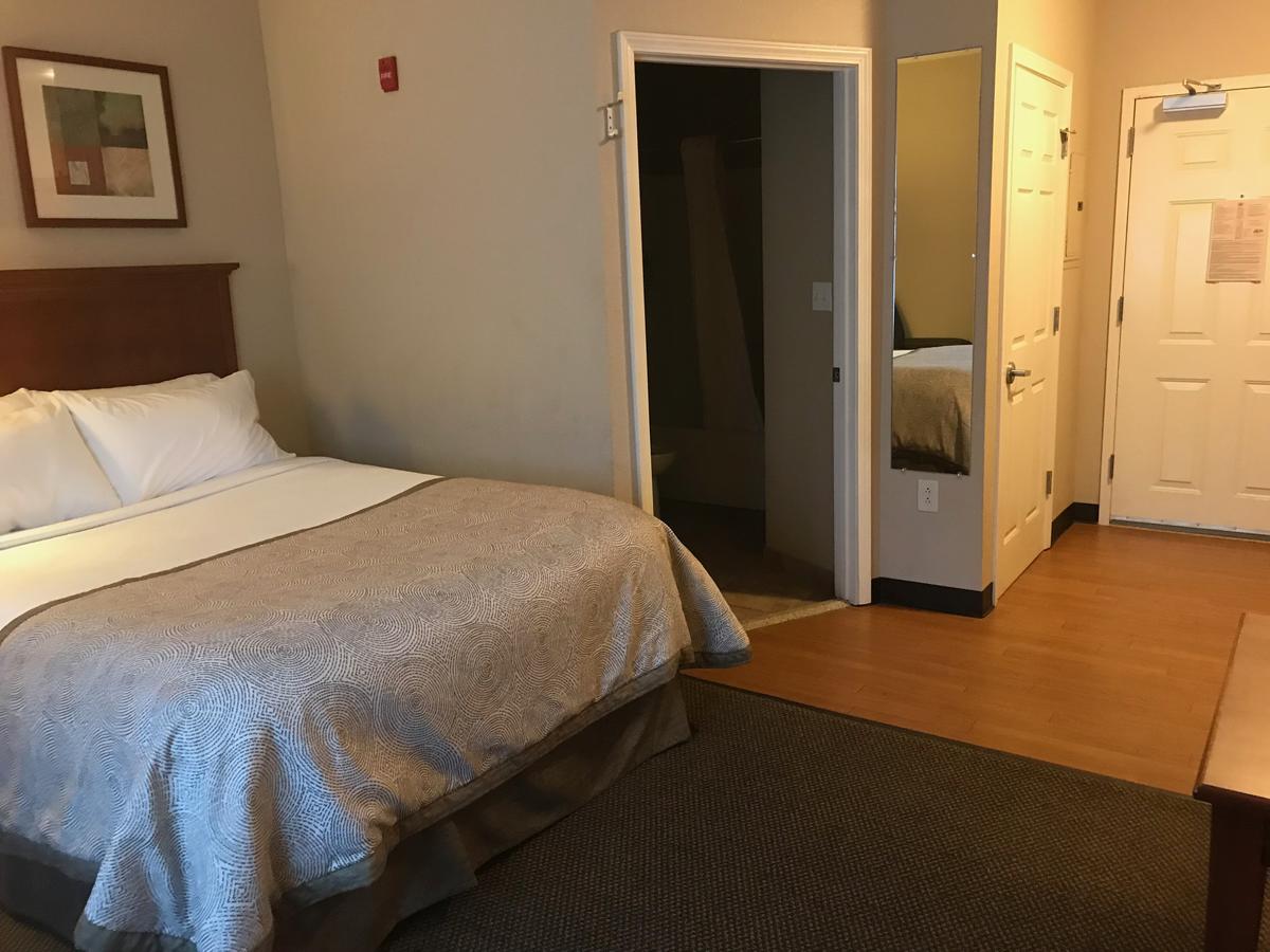 Candlewood Suites Kansas City Airport - thumb 2