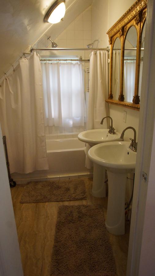 3 Bedroom Home / 4 Beds - Sleeps 8 / Near Concerts And Sports - thumb 2