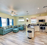 New Listing Updated Retreat Pool Walk To Beach Condo - Tourism Bookings