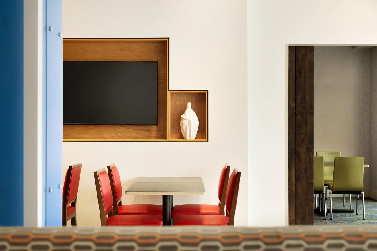 Holiday Inn Express & Suites - Omaha Downtown - Airport - thumb 10
