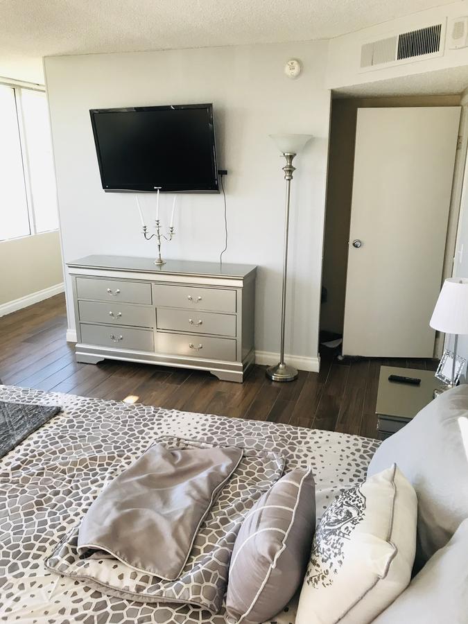 Amazing Master Suite In Shared 2/B Condo Behind Convention Center - thumb 5