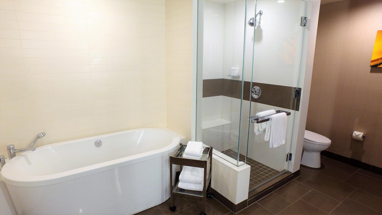 840 Sq Ft One-Bedroom Pool View Vdara Suite - thumb 6