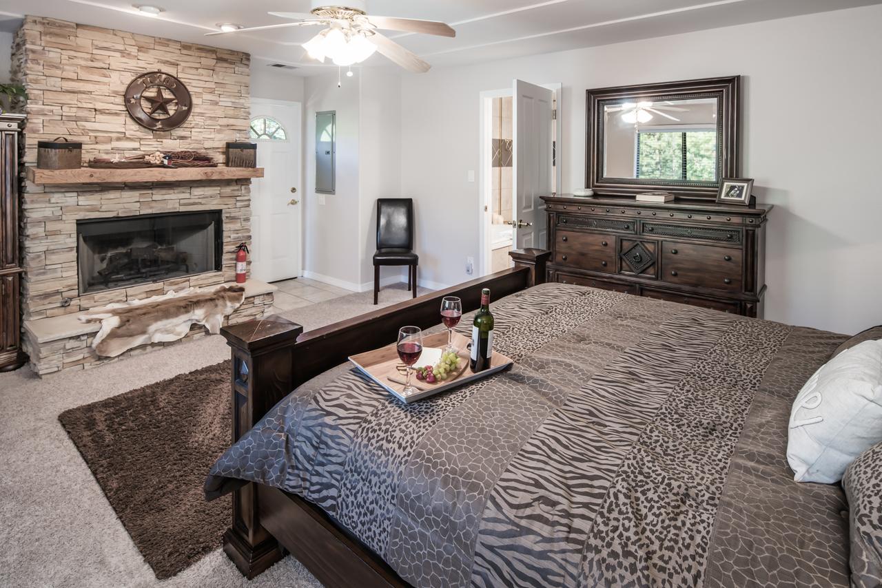 A River Runs Through It, 3 Bedroom, Hot Tub, AC, Wooded, 4 TVs, Pets Allowed - thumb 9
