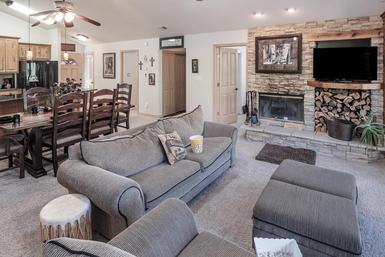 A River Runs Through It, 3 Bedroom, Hot Tub, AC, Wooded, 4 TVs, Pets Allowed - thumb 3