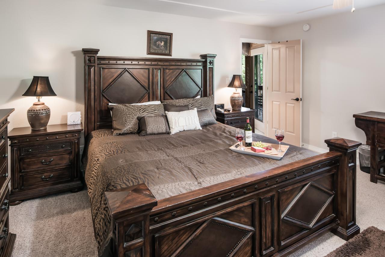 A River Runs Through It, 3 Bedroom, Hot Tub, AC, Wooded, 4 TVs, Pets Allowed - thumb 8