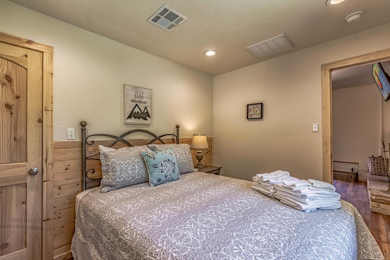 Angel Falls, 4 Bedrooms, Overlooks River, Sleeps 12 - thumb 18