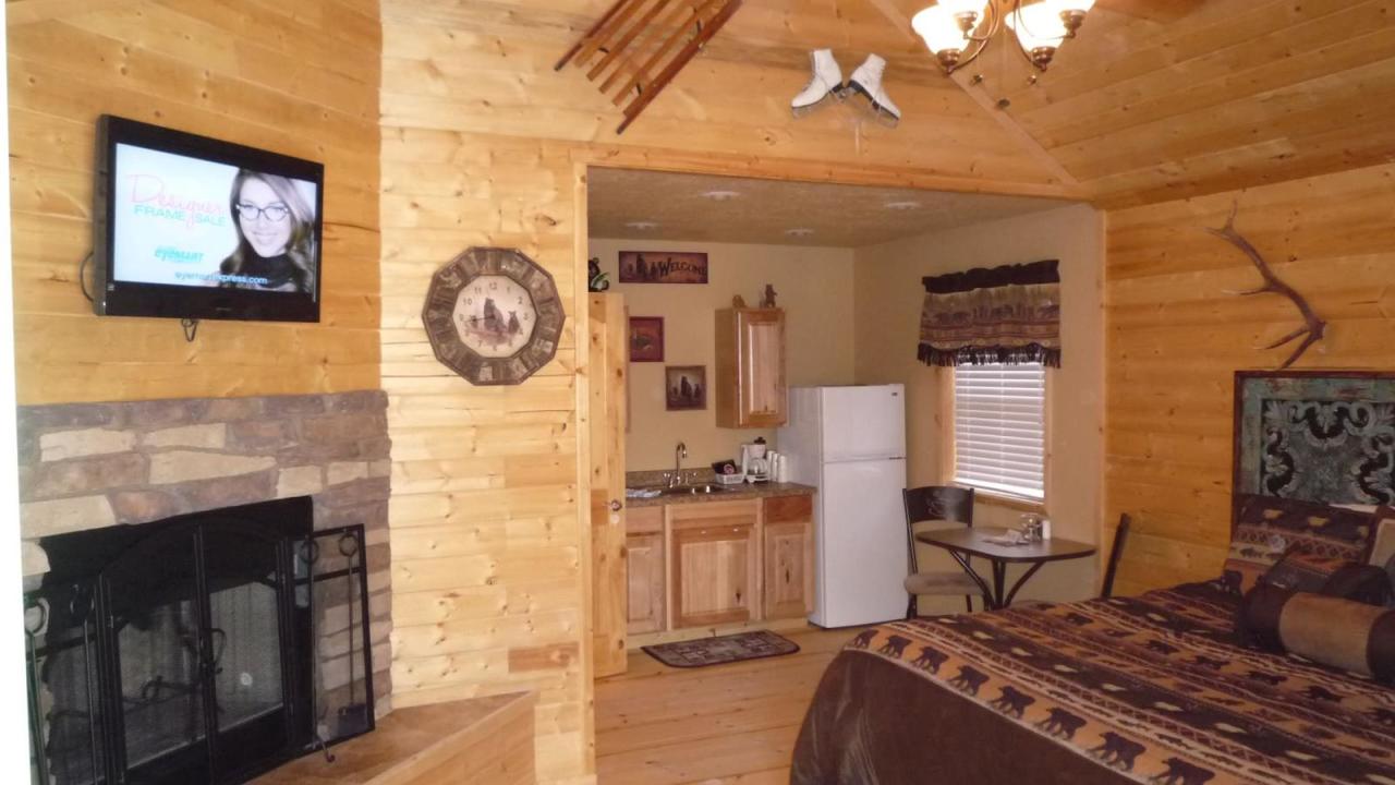 AC - #2 Bear Cabin - thumb 3