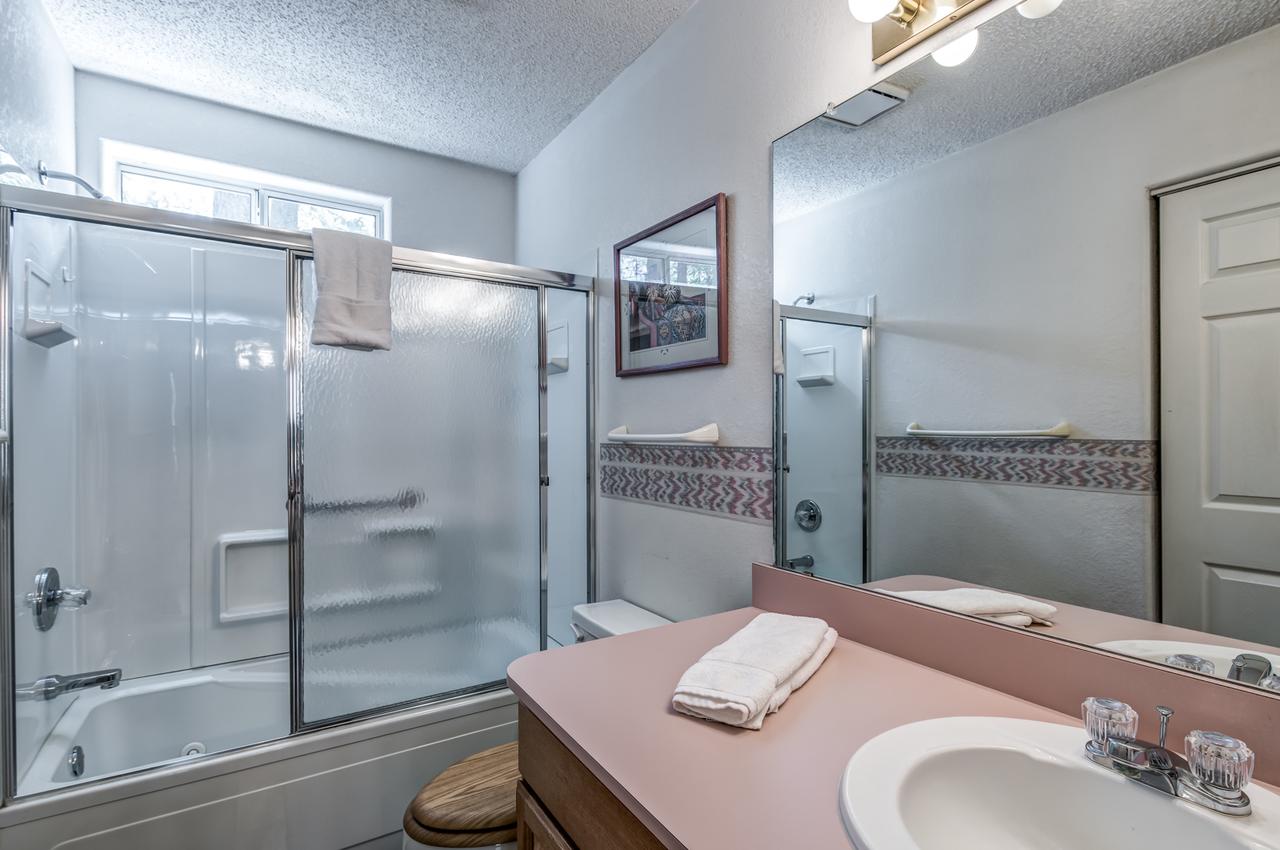 A Whispering River, 2 Bedrooms, Sleeps 6, Pets Welcome, Gas Grill, Hot Tub - thumb 13