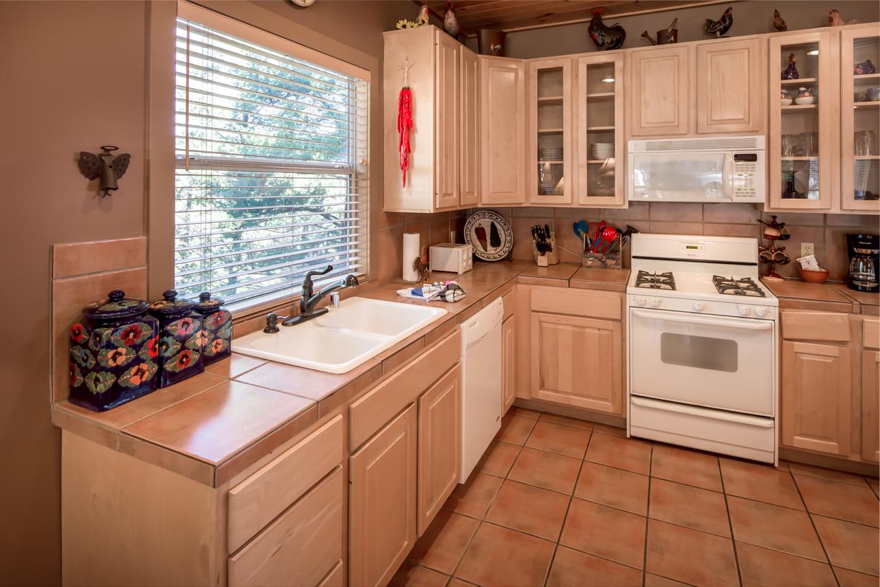 Adobe Hacienda, 3 Bedrooms, Sleeps 8, Gas Grill, Fenced Yard, WiFi - thumb 7