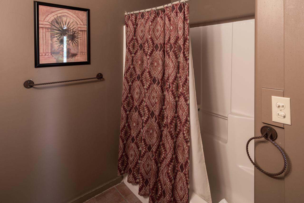 Adobe Hacienda, 3 Bedrooms, Sleeps 8, Gas Grill, Fenced Yard, WiFi - thumb 17