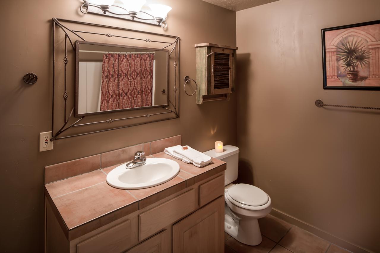 Adobe Hacienda, 3 Bedrooms, Sleeps 8, Gas Grill, Fenced Yard, WiFi - thumb 16