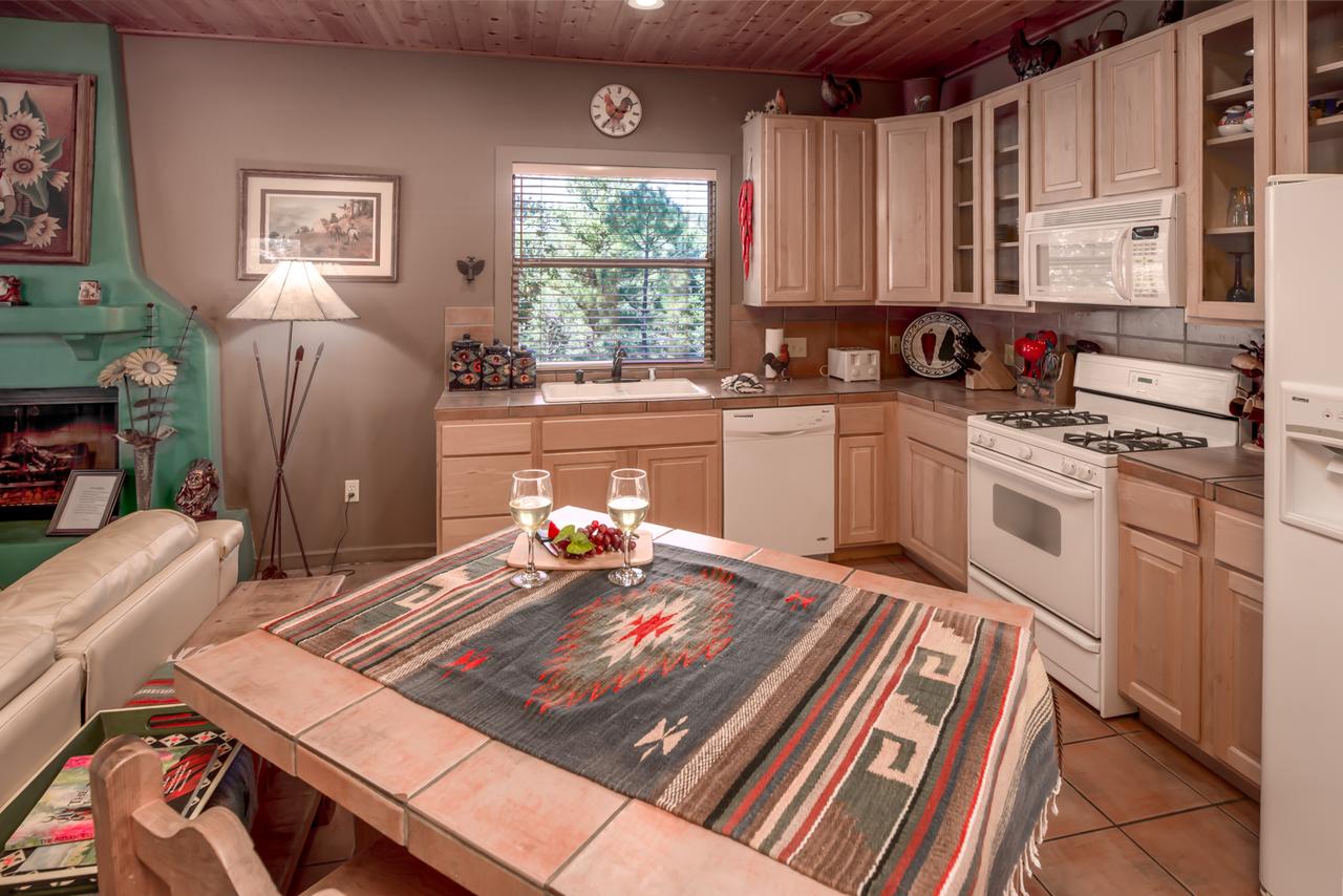 Adobe Hacienda, 3 Bedrooms, Sleeps 8, Gas Grill, Fenced Yard, WiFi - thumb 6