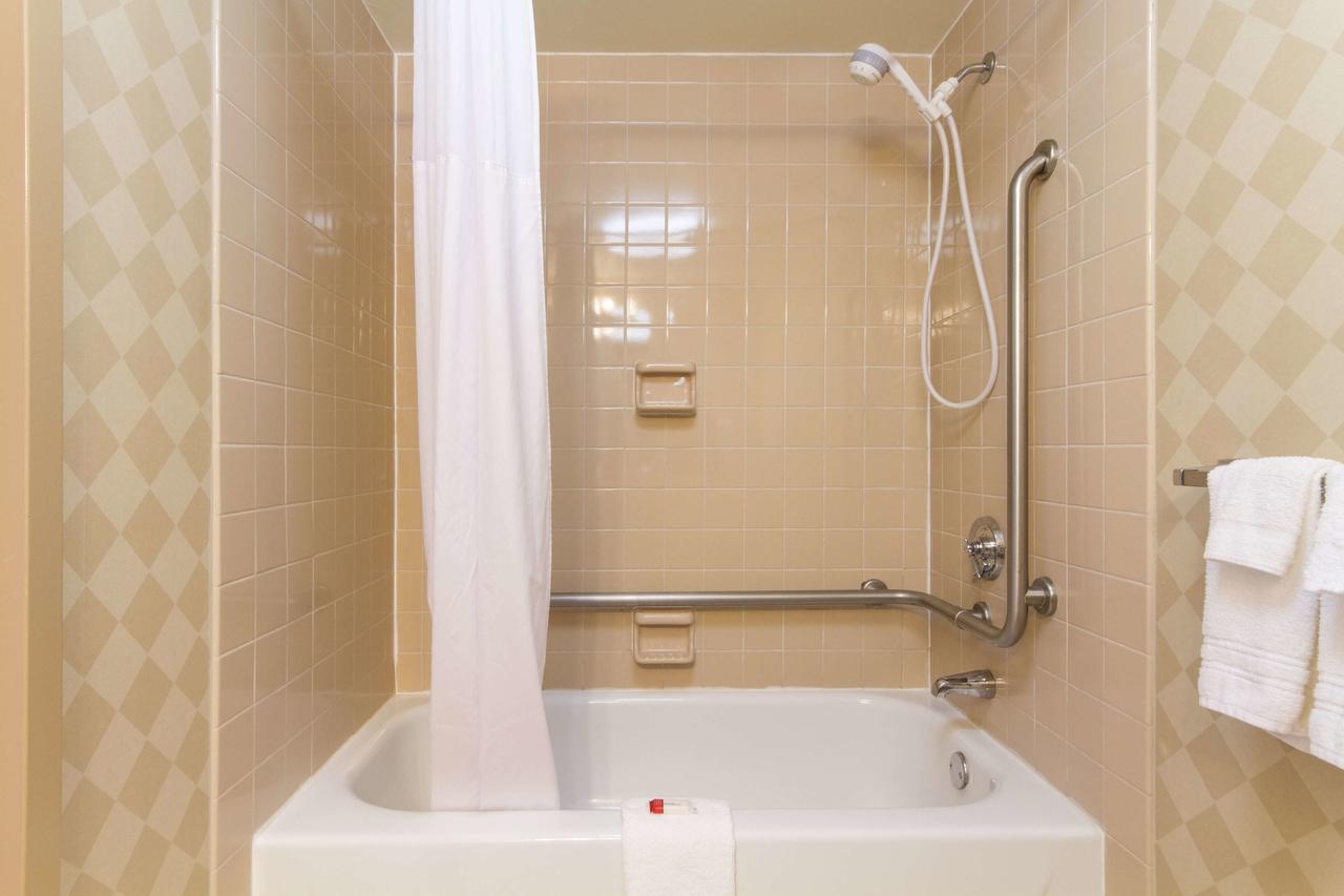 Days Hotel By Wyndham Buffalo Airport - thumb 41