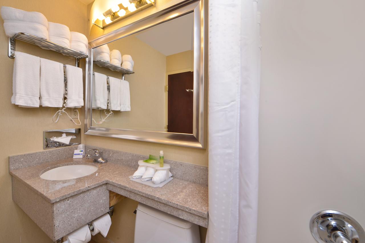 Holiday Inn Express Kennedy Airport - thumb 11