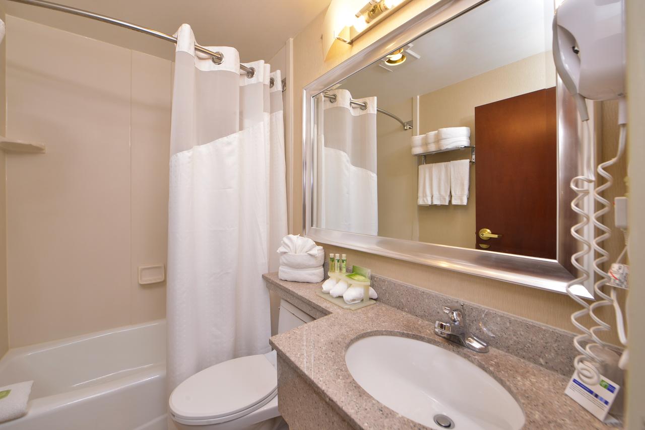 Holiday Inn Express Kennedy Airport - thumb 22