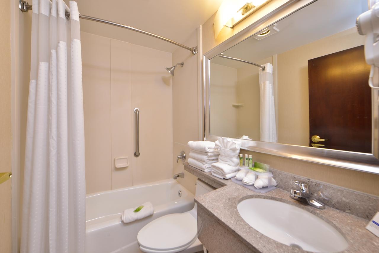 Holiday Inn Express Kennedy Airport - thumb 18