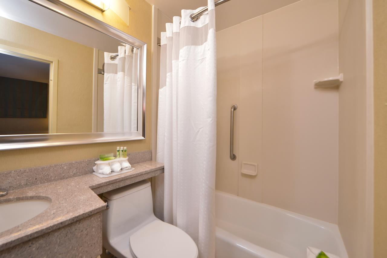 Holiday Inn Express Kennedy Airport - thumb 8