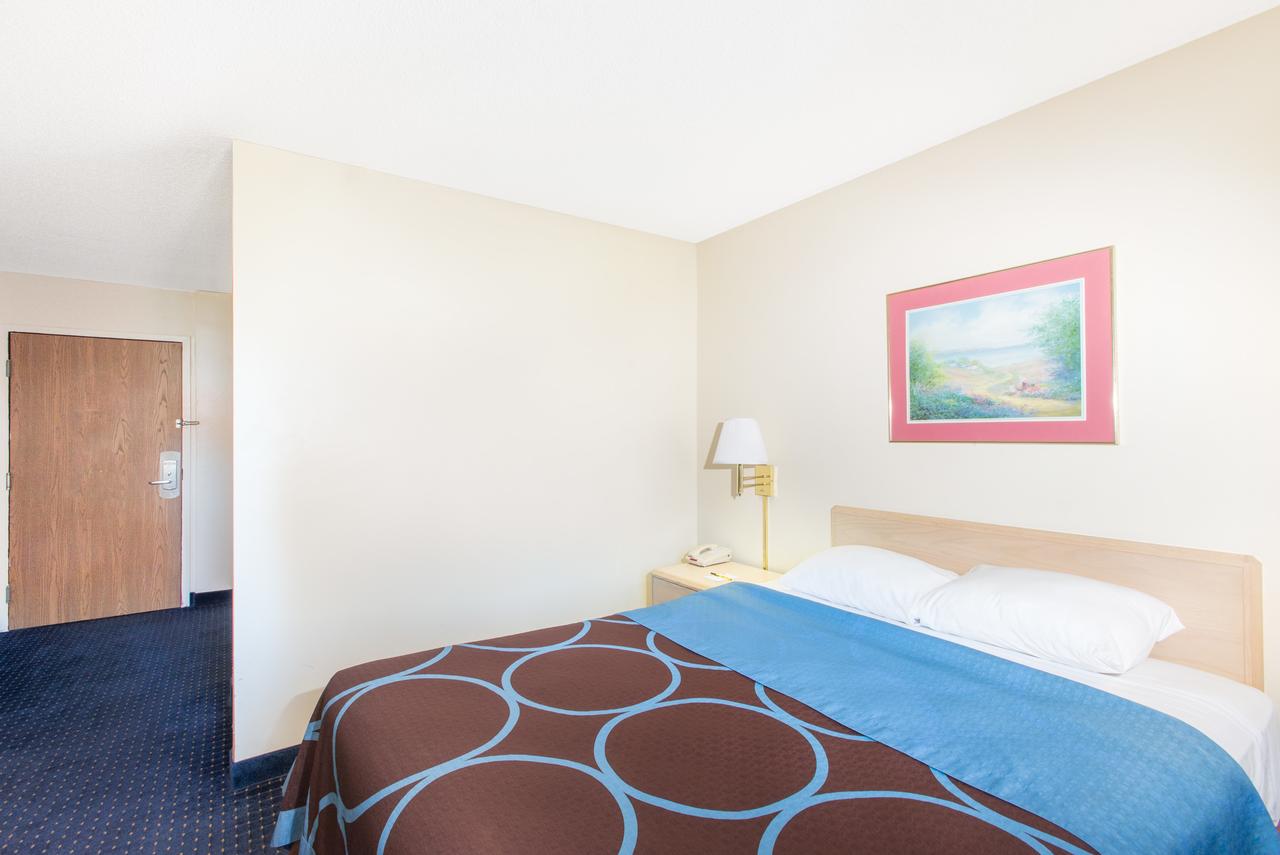 Super 8 By Wyndham Webster/Rochester - thumb 10