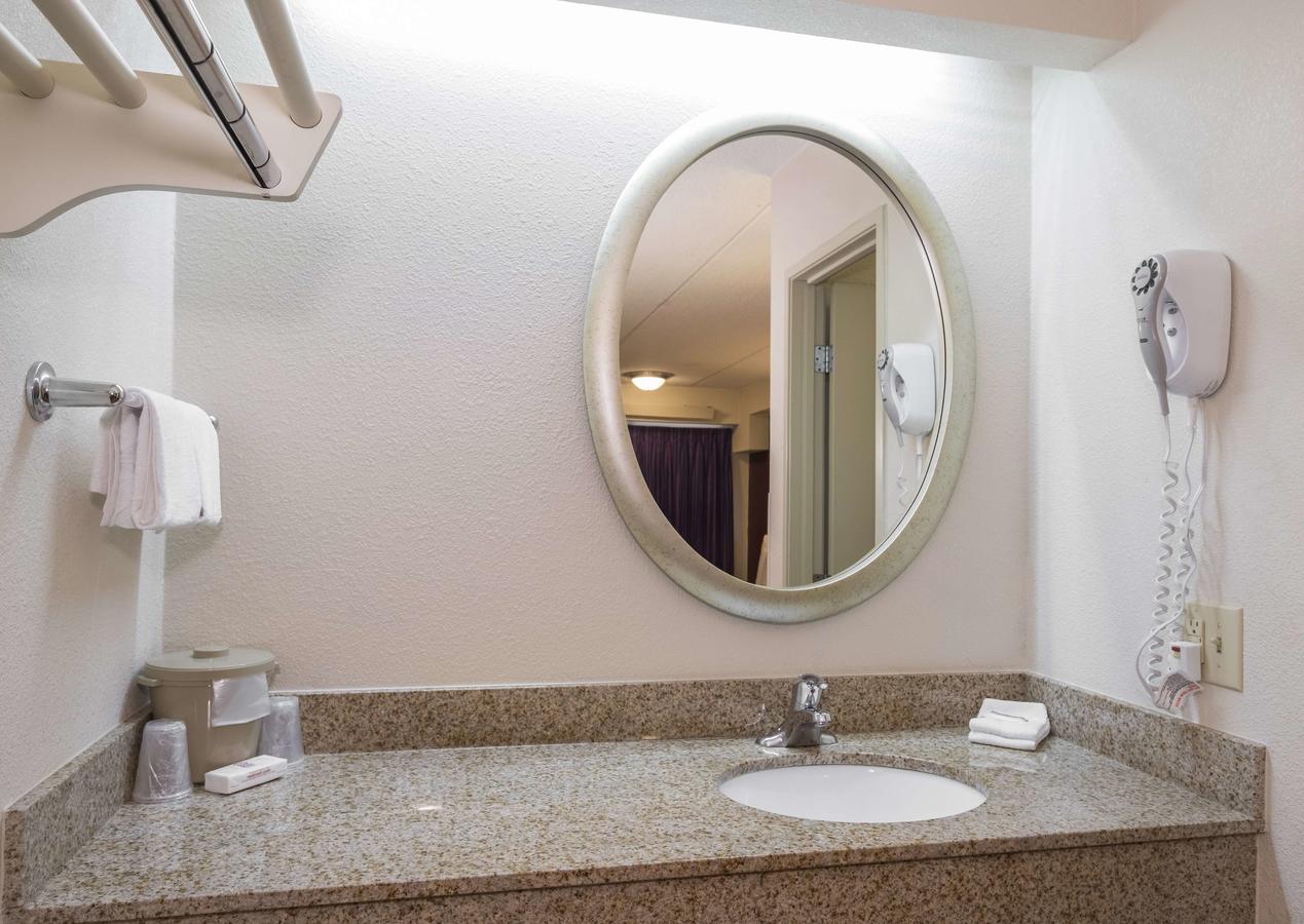 Red Roof Inn Hickory - thumb 9