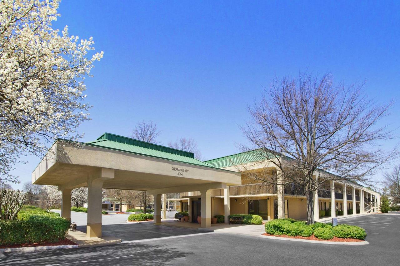 Howard Johnson By Wyndham Greensboro Near The Coliseum - thumb 0