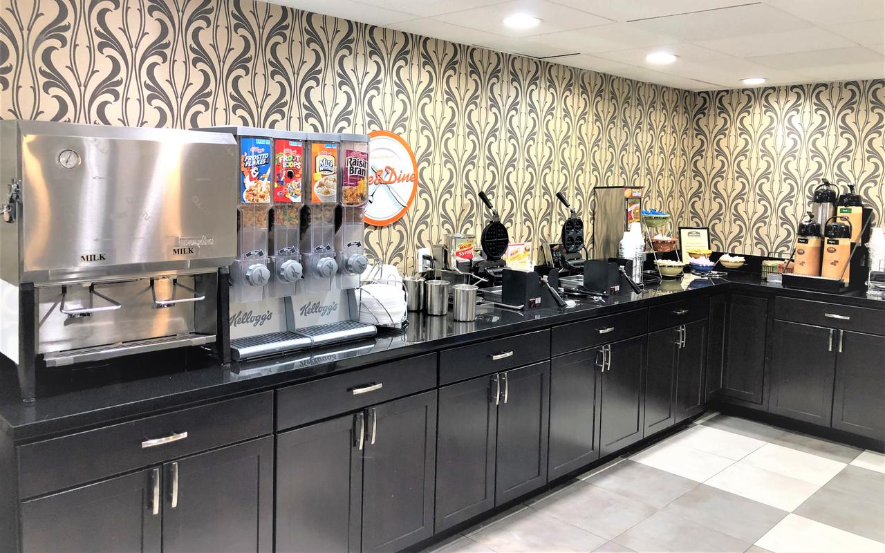 Howard Johnson By Wyndham Greensboro Near The Coliseum - thumb 7