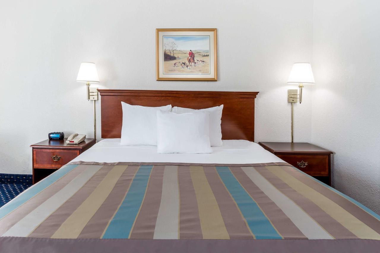Baymont By Wyndham Greensboro/Coliseum - thumb 36