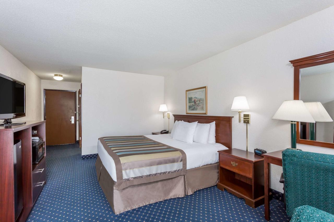 Baymont By Wyndham Greensboro/Coliseum - thumb 37