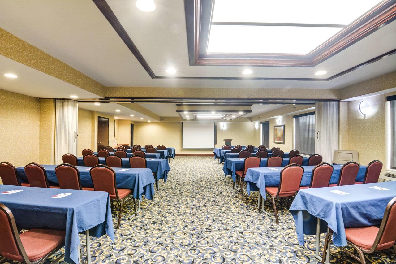 Comfort Suites Outlet Center - thumb 9