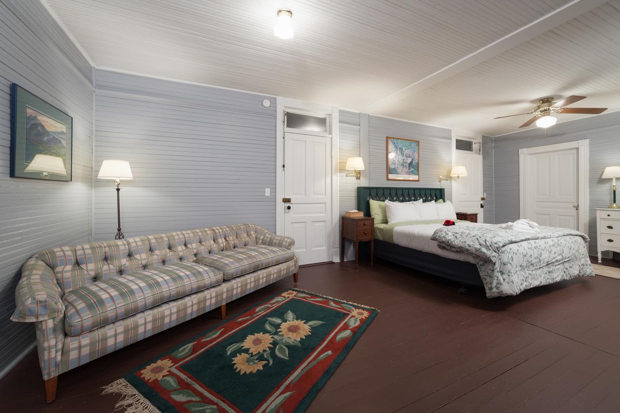 Grand Old Lady Hotel - thumb 18