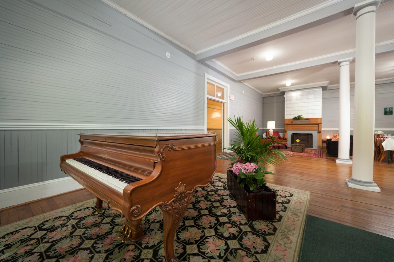 Grand Old Lady Hotel - thumb 30