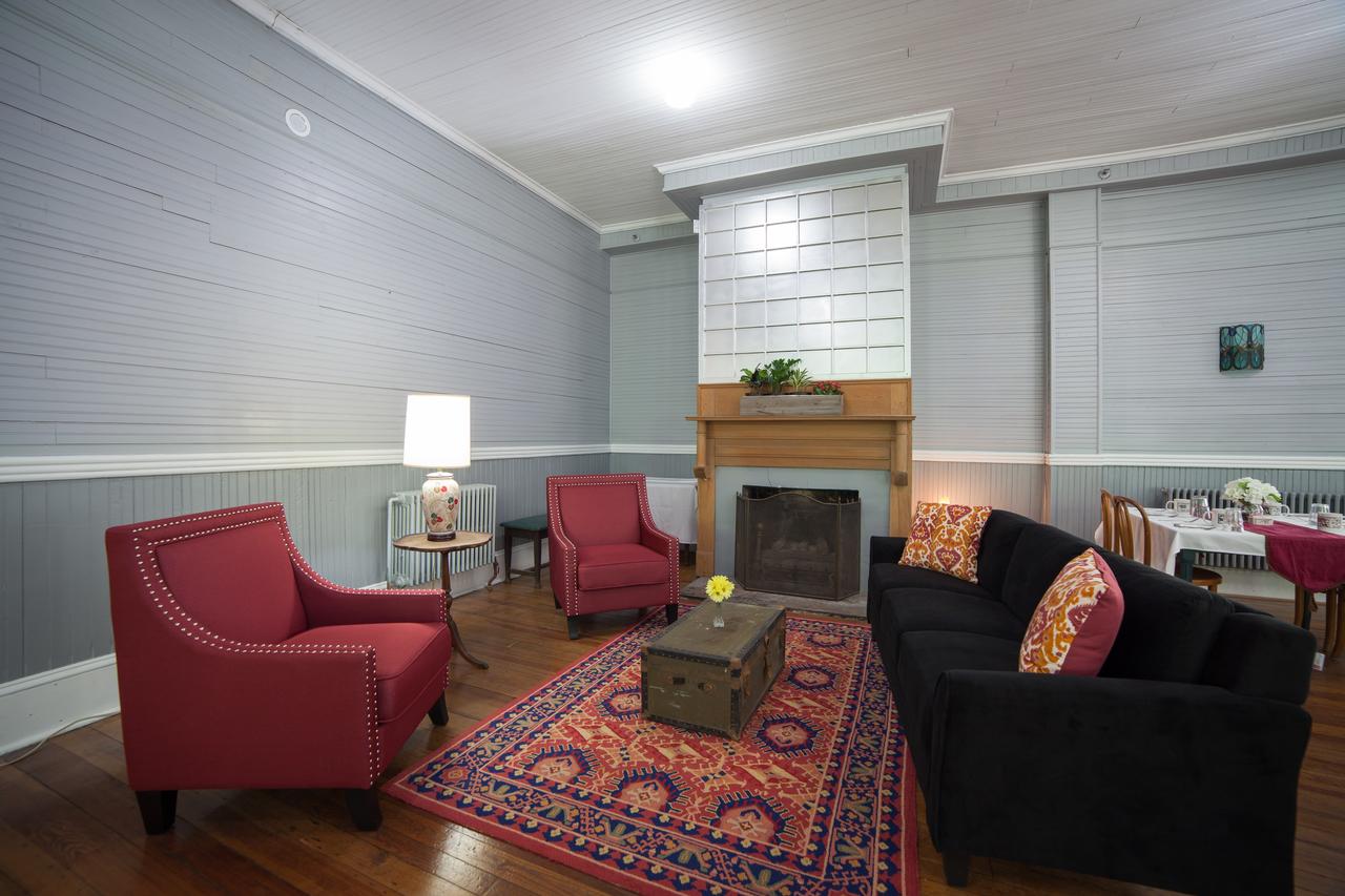 Grand Old Lady Hotel - thumb 31