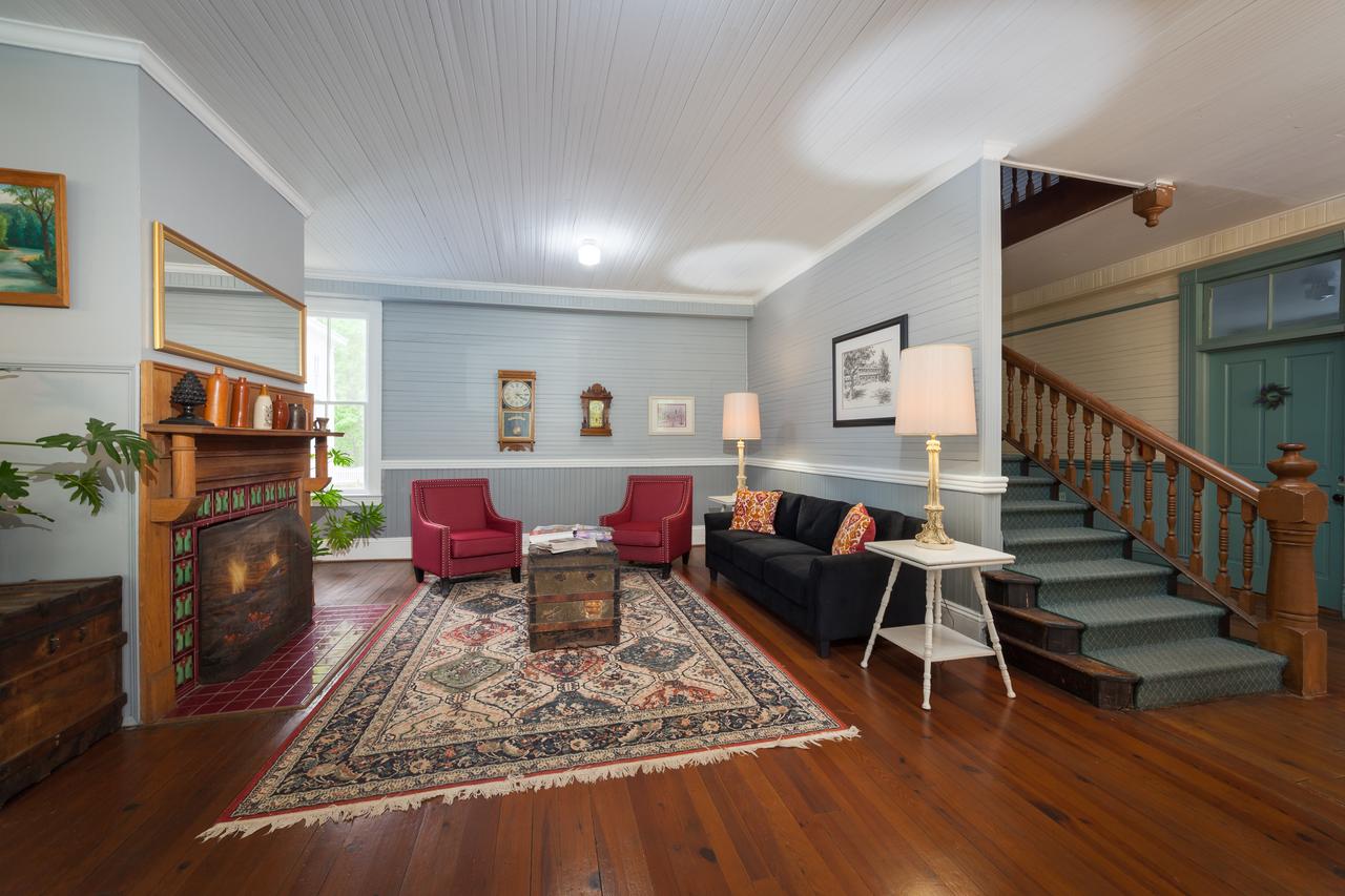 Grand Old Lady Hotel - thumb 34