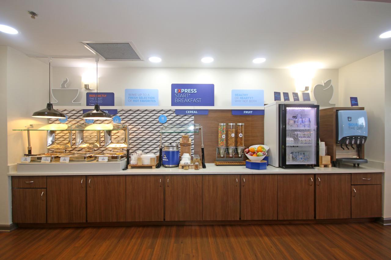 Holiday Inn Express Hotel & Suites Greensboro-East - thumb 28