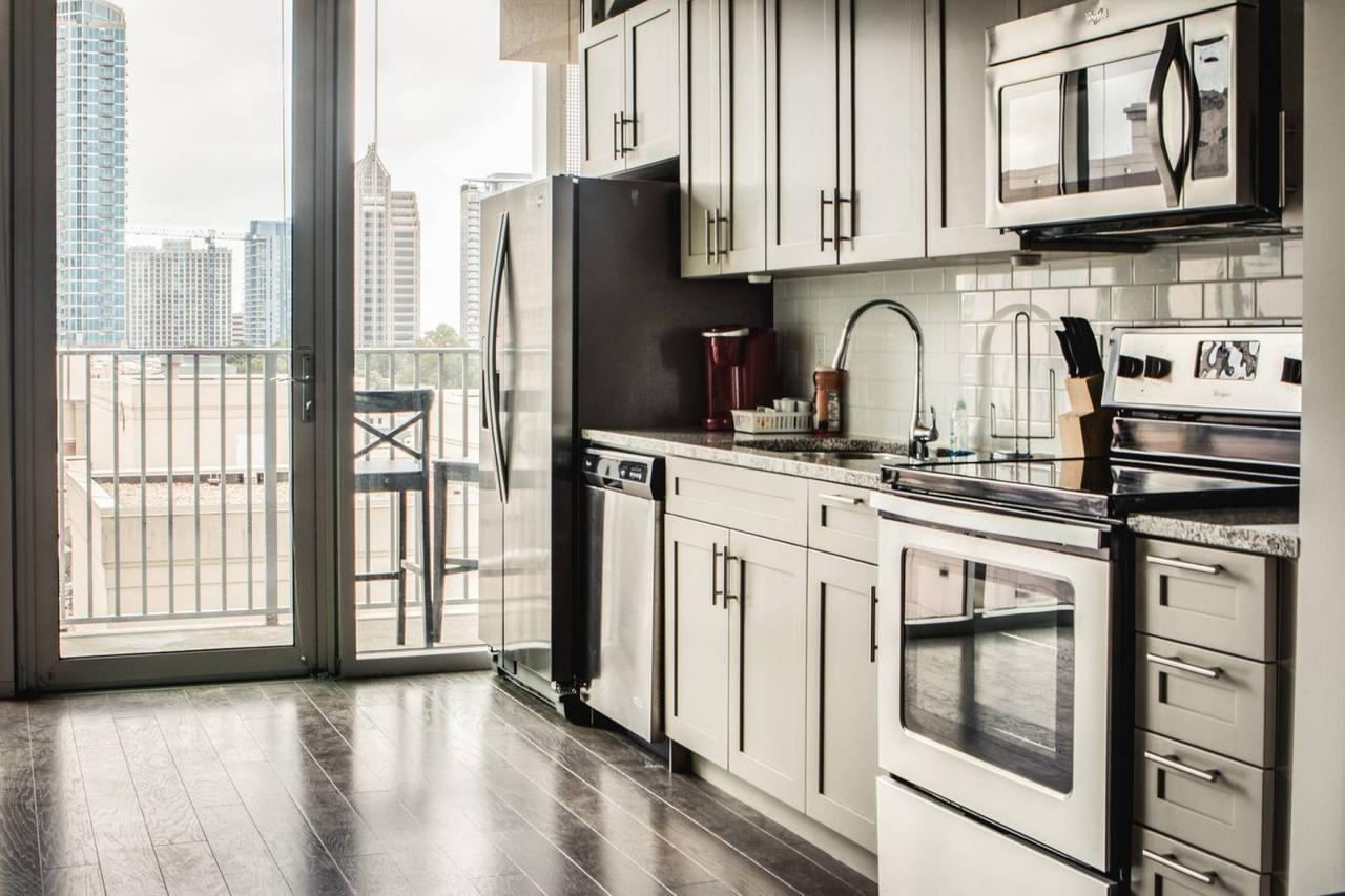 Astounding City Views From Uptown High-Rise Studio - thumb 1