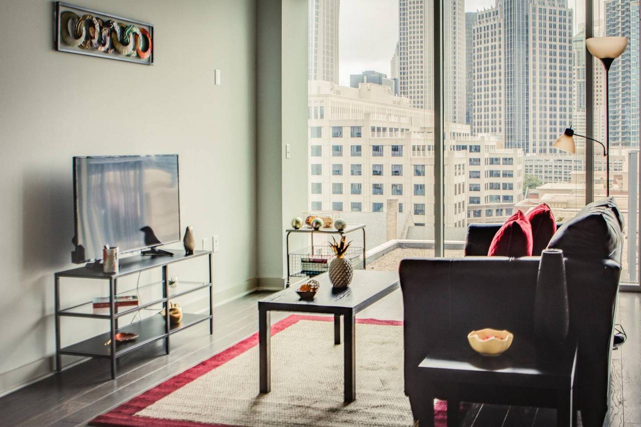 Astounding City Views From Uptown High-Rise Studio - thumb 4