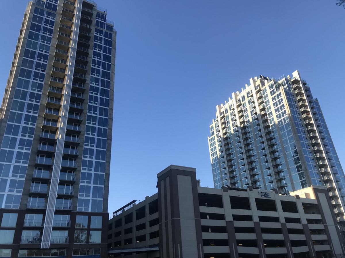 Astounding City Views From Uptown High-Rise Studio - thumb 9
