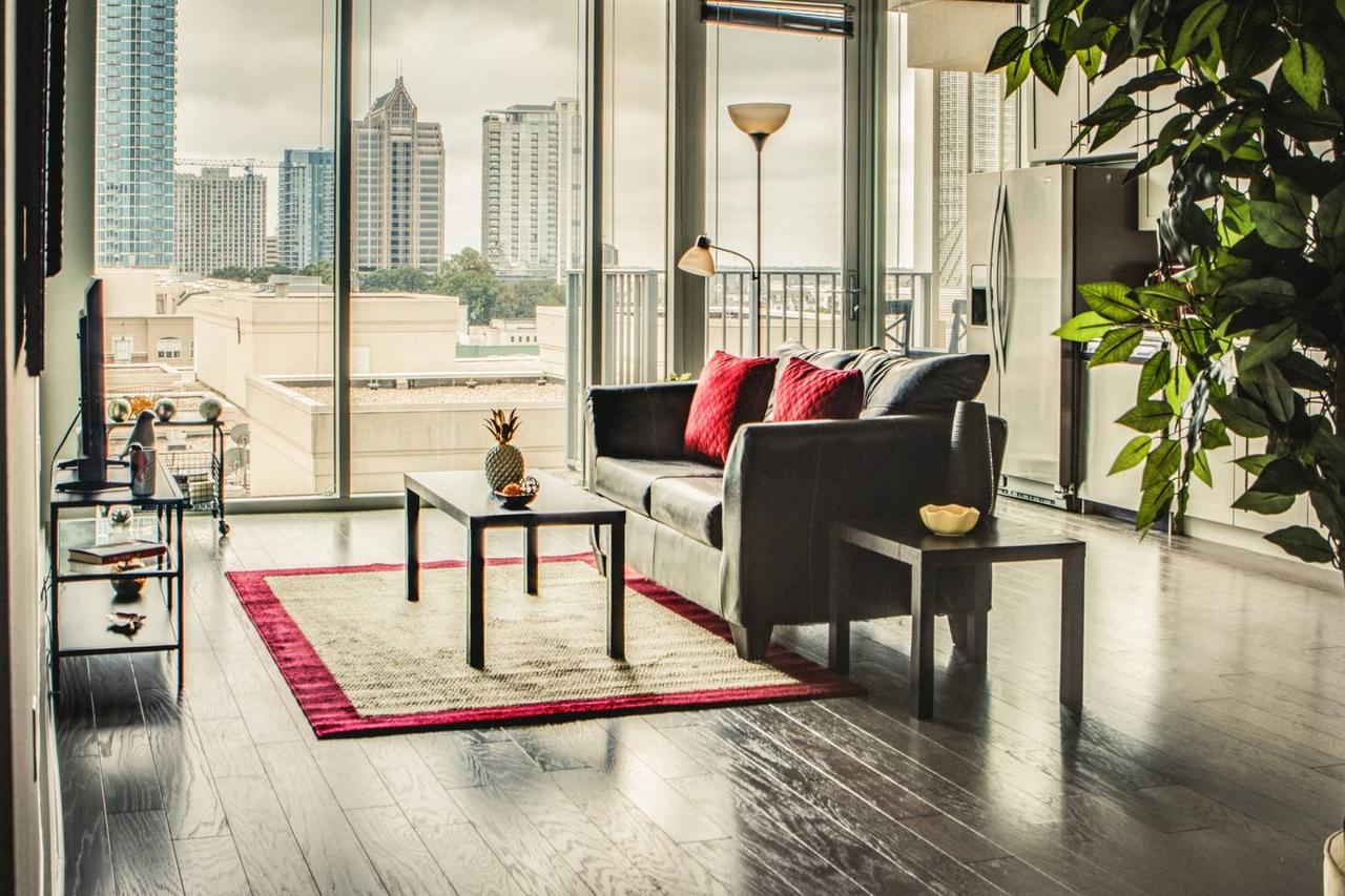 Astounding City Views From Uptown High-Rise Studio - thumb 16