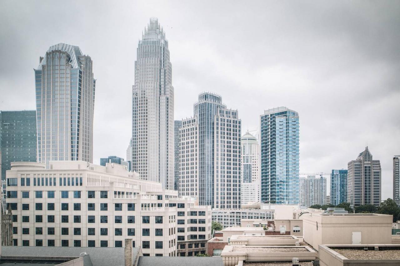 Astounding City Views From Uptown High-Rise Studio - thumb 0