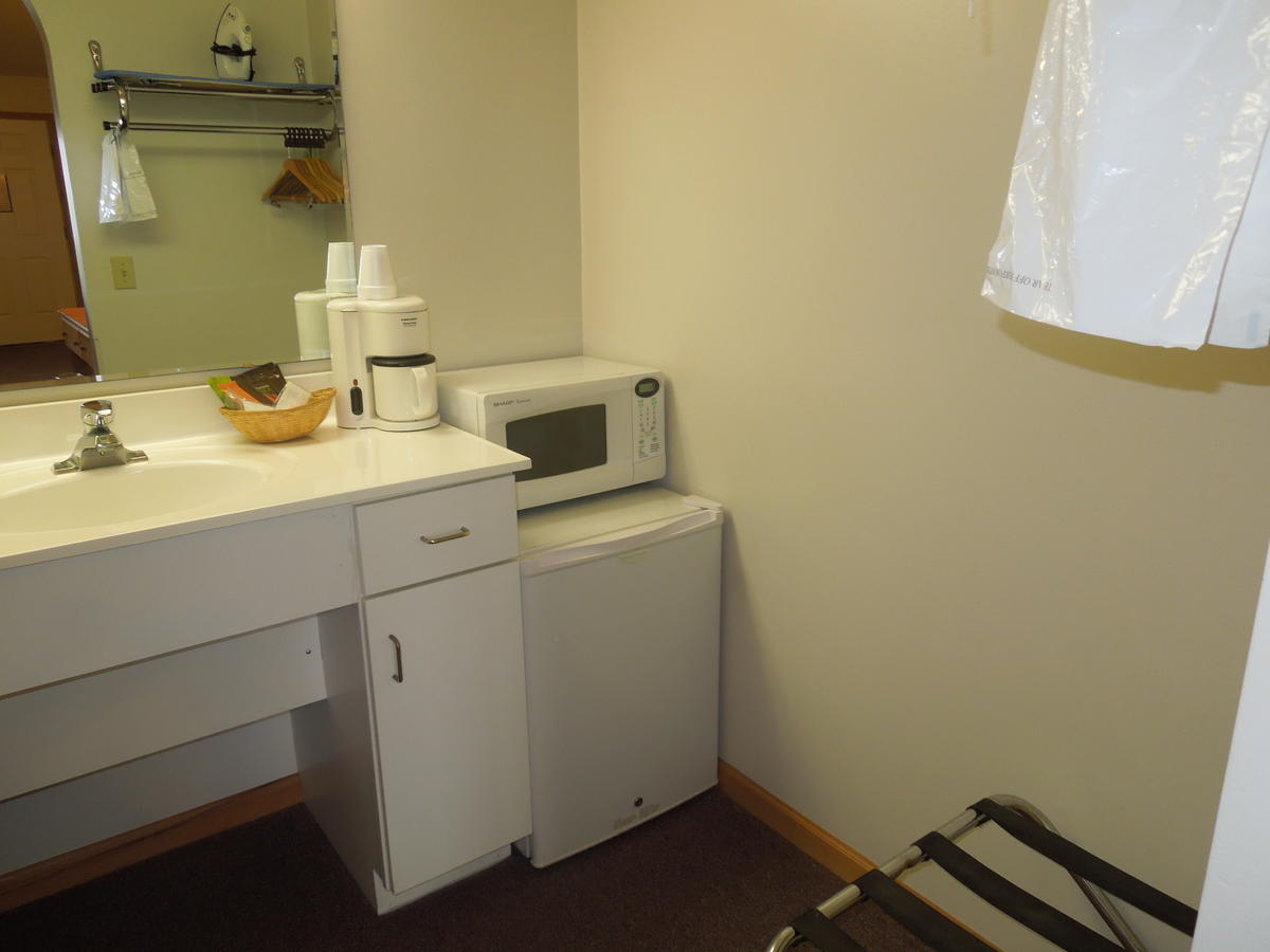 Colonial Manor Motel - thumb 34