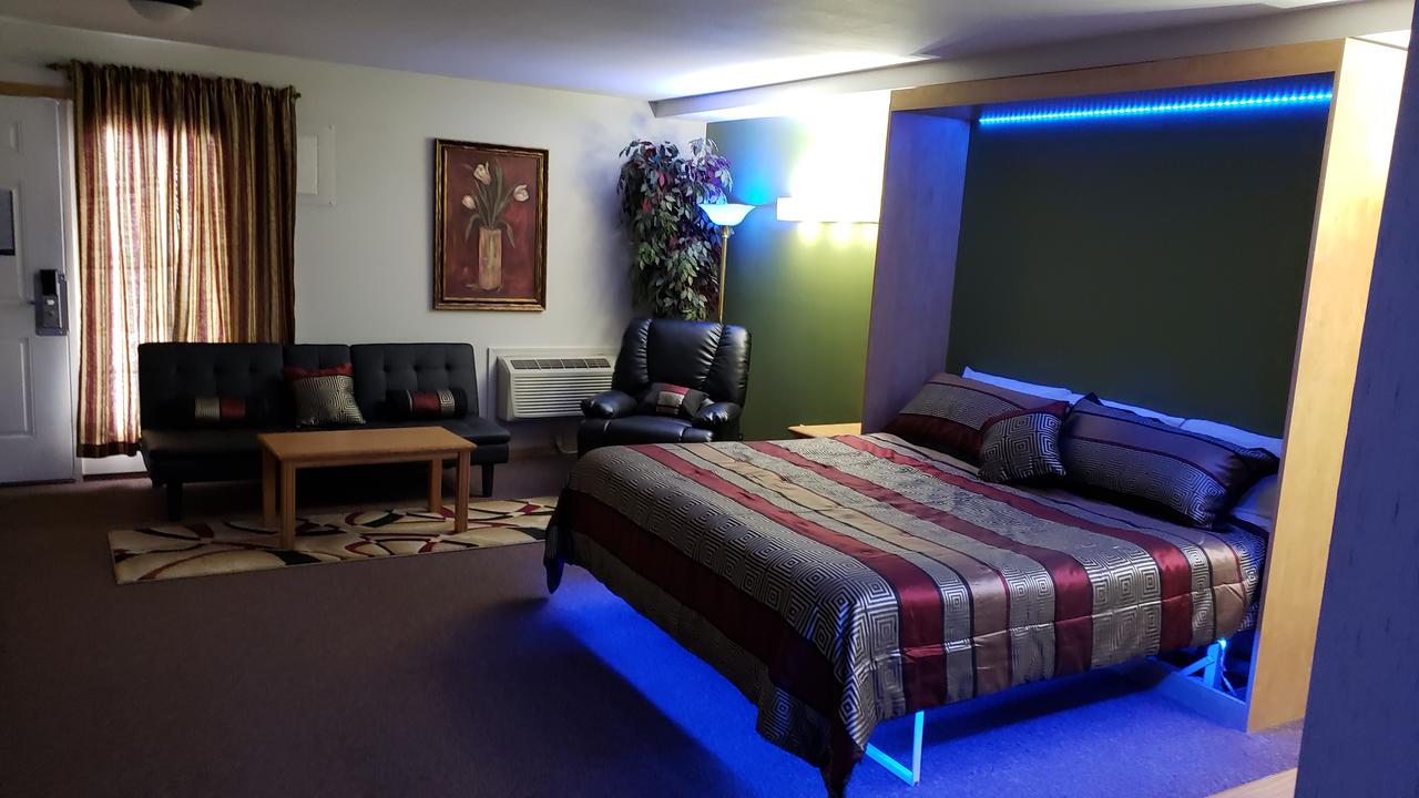 Colonial Manor Motel - thumb 24