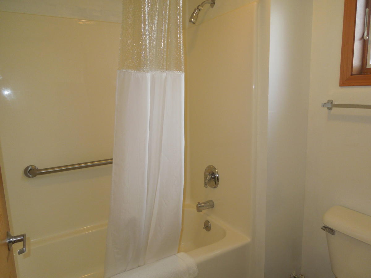 Colonial Manor Motel - thumb 35