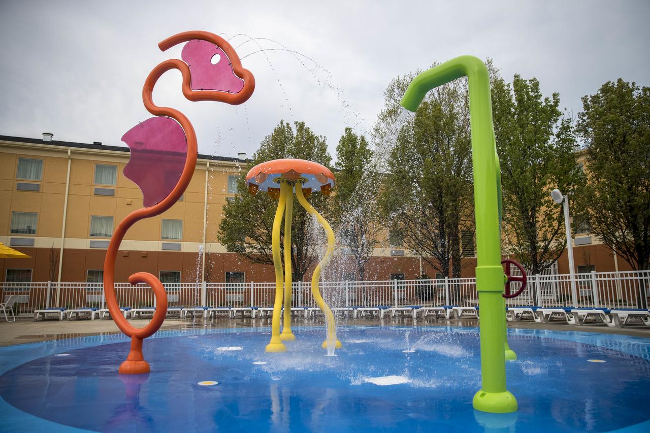 Cedar Point's Express Hotel - thumb 13