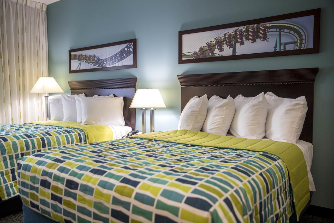 Cedar Point's Express Hotel - thumb 17