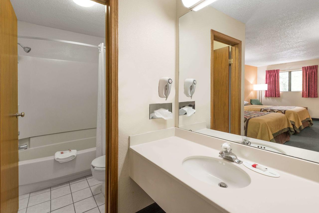 Super 8 By Wyndham Westlake/Cleveland - thumb 18