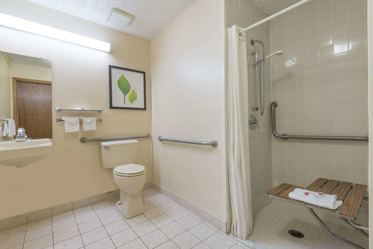 Super 8 By Wyndham Westlake/Cleveland - thumb 11