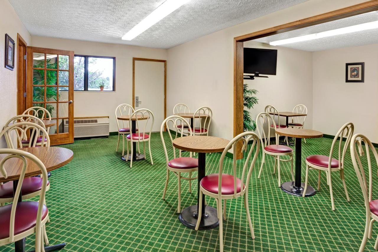 Super 8 By Wyndham Westlake/Cleveland - thumb 6