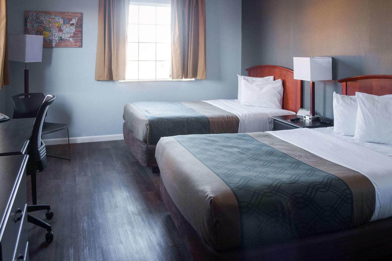 Econo Lodge Inn & Suites South Sandusky - thumb 21