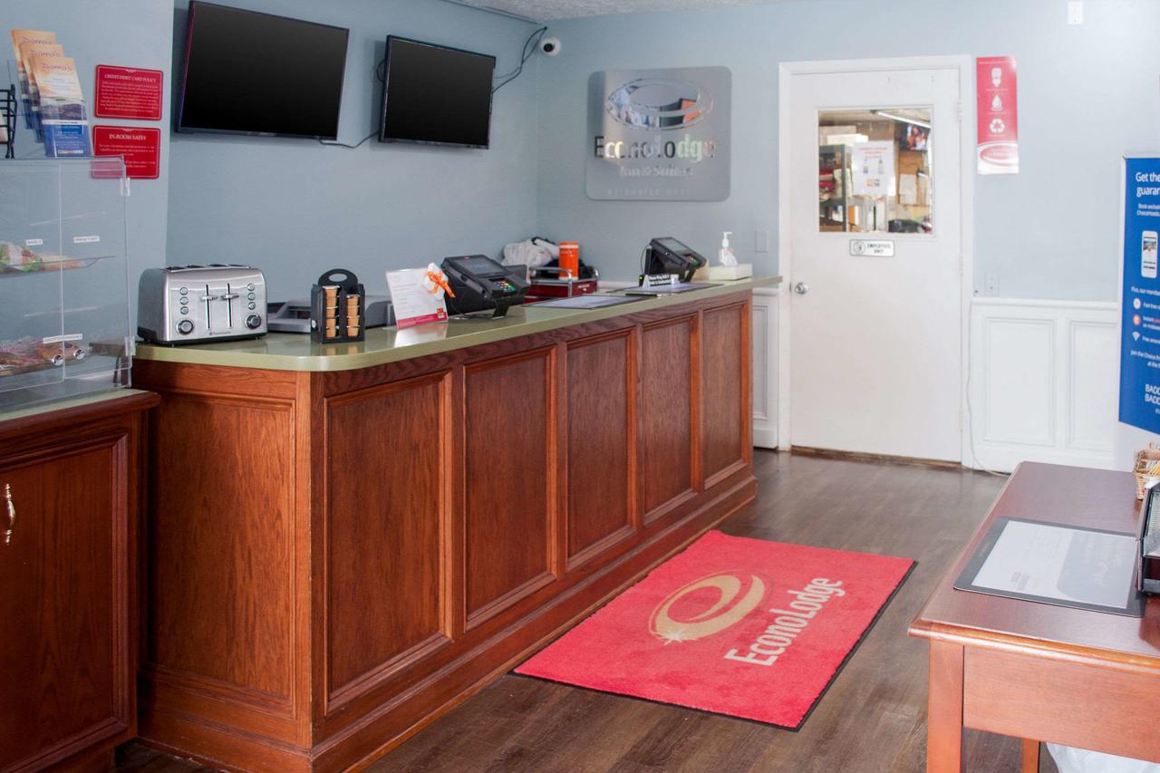 Econo Lodge Inn & Suites South Sandusky - thumb 10