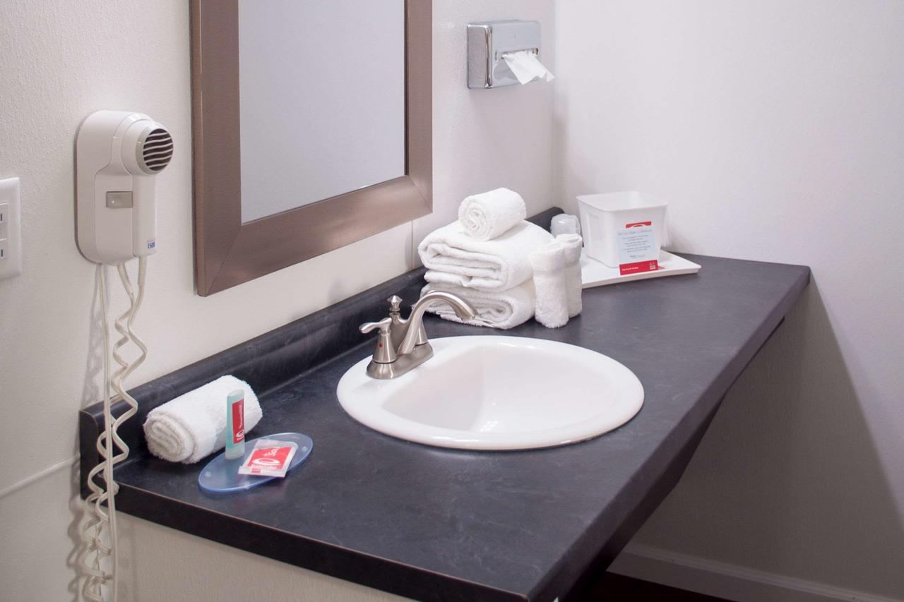 Econo Lodge Inn & Suites South Sandusky - thumb 16