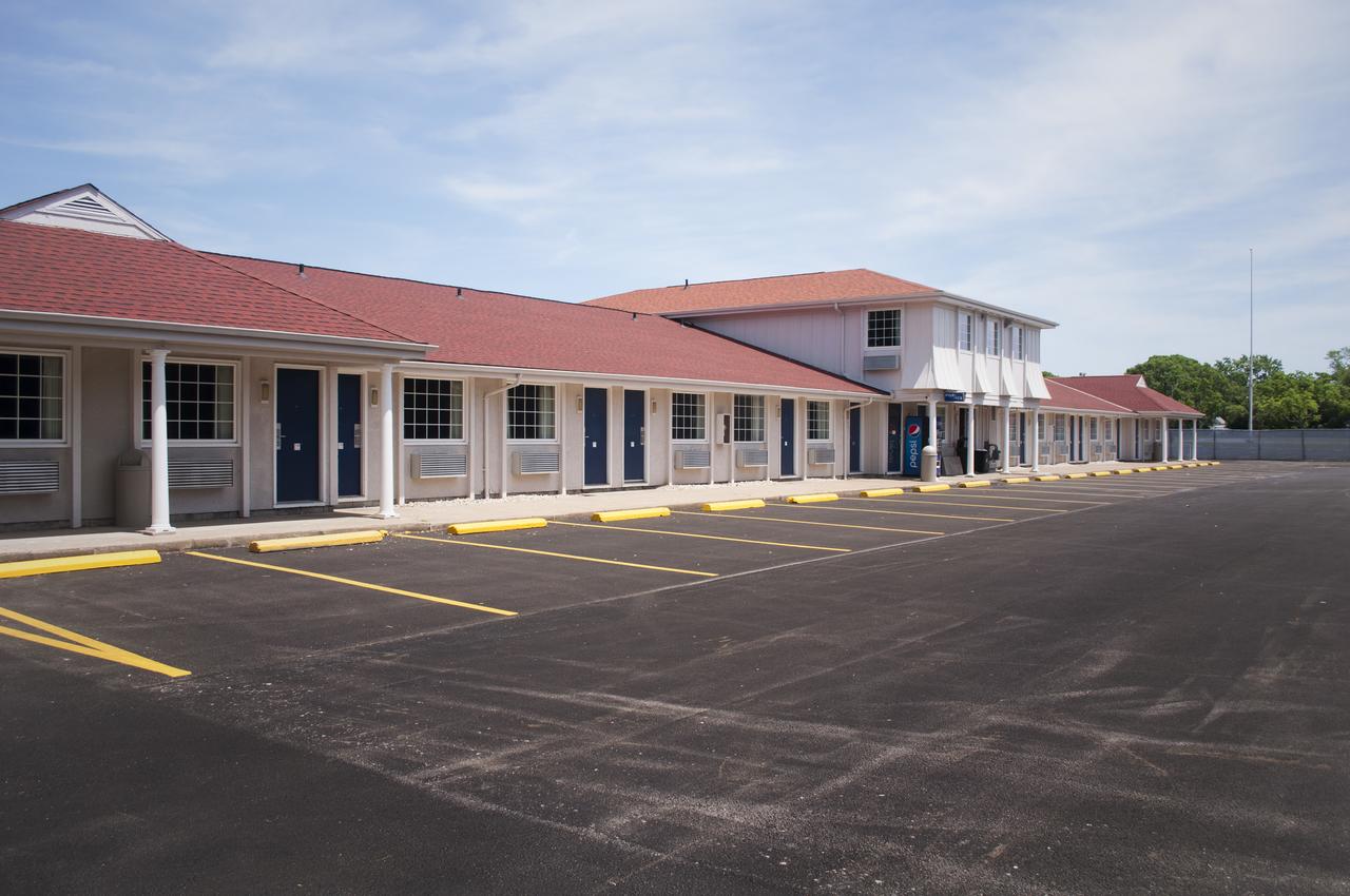 Econo Lodge Inn & Suites South Sandusky - thumb 6